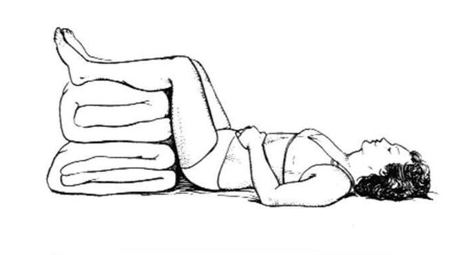 Posture recommandée pour tirer sur les douleurs lombaires dans la jambe et les fesses