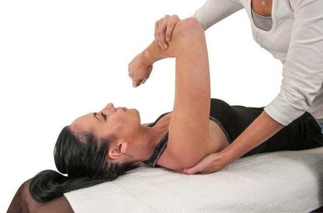 Le traitement de l'arthrose de l'articulation de l'épaule doit commencer par une consultation avec un spécialiste. 