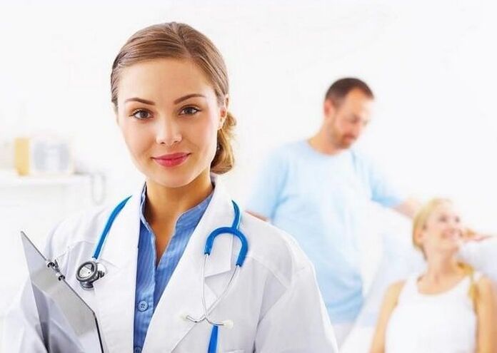 Un médecin traite une douleur à la hanche