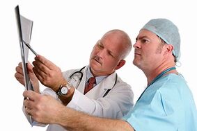 Les médecins examinent une radiographie pour une arthrose des articulations