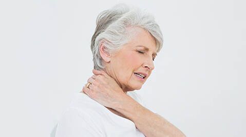 La douleur au cou est la cause de l'ostéochondrose cervicale